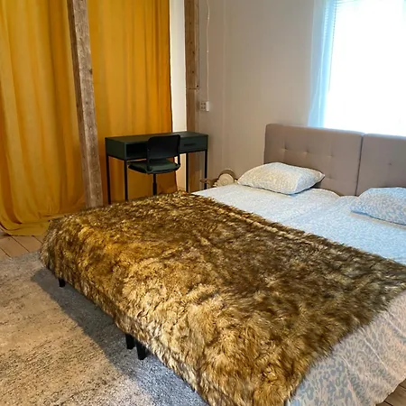 Karula - 2 Bedroom House And Caravan Semesterbostad